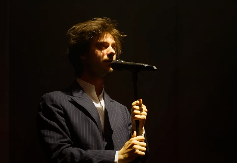 Félix Radu face au micro sur scène